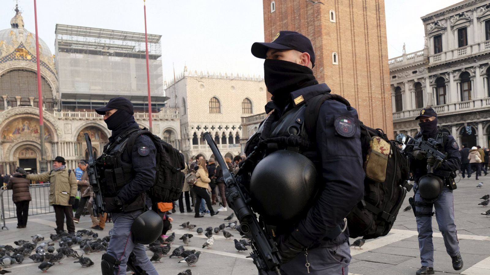 Policías italianos patrullan en la Plaza de San Marcos en Venecia
