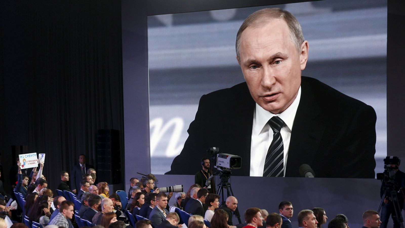 Periodistas escuchan a Valdimir Putin durante su rueda de prensa anual de diciembre
