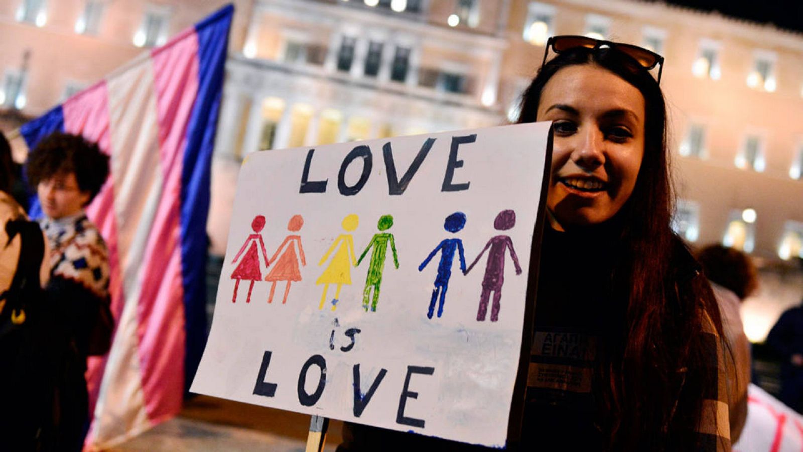 Joven se manifiesta por la unión civil de personas del mismo sexo