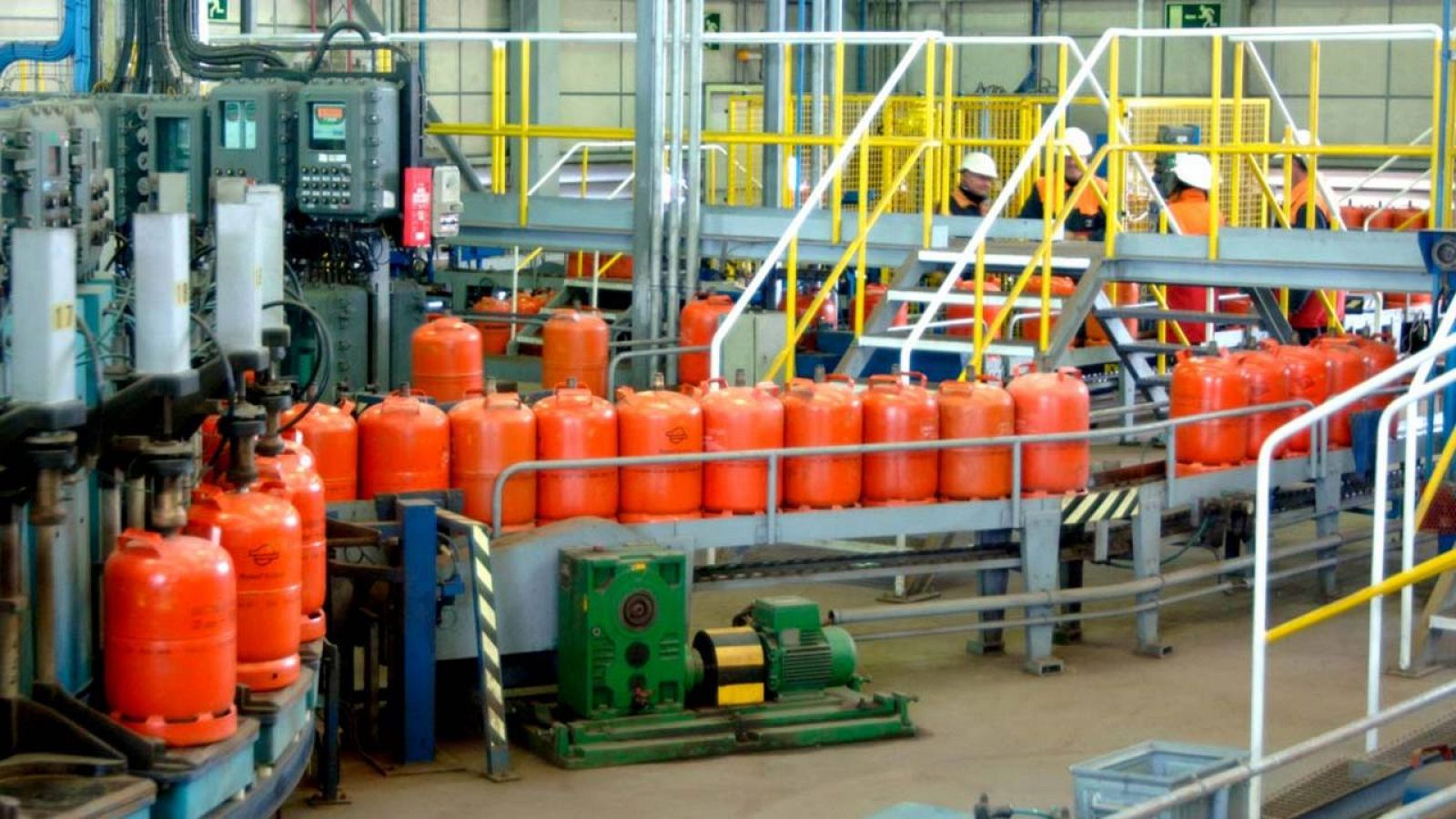 Linea de envasado de gas butano en una planta de Repsol