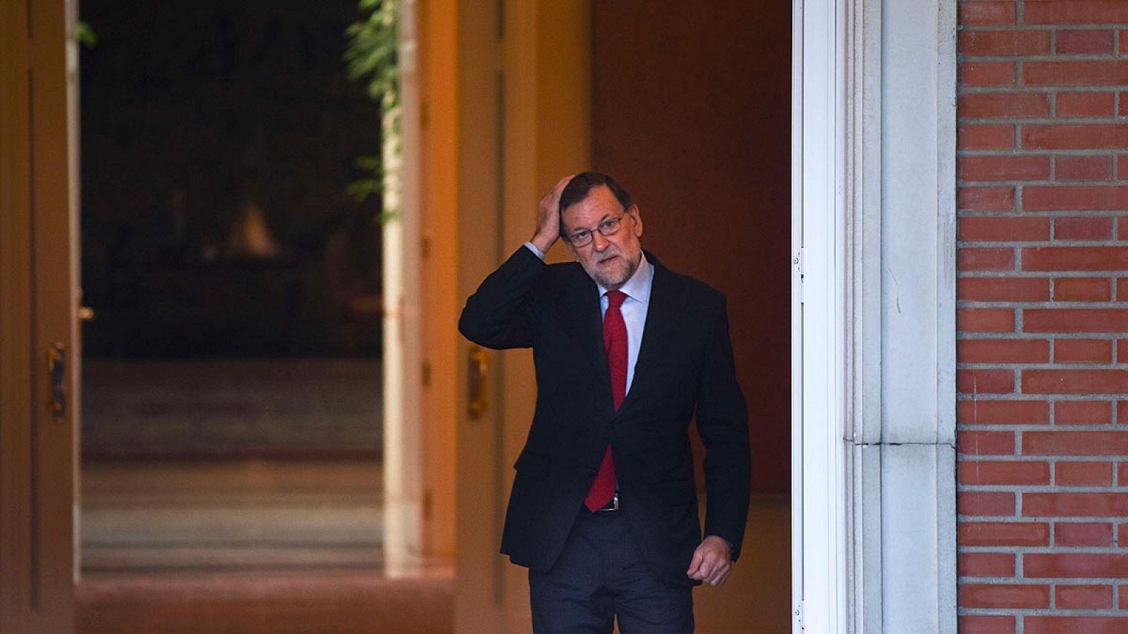 El presidente del Gobierno Mariano Rajoy sale del palacio de la Moncloa para recibir al líder de la oposición Pedro Sánchez