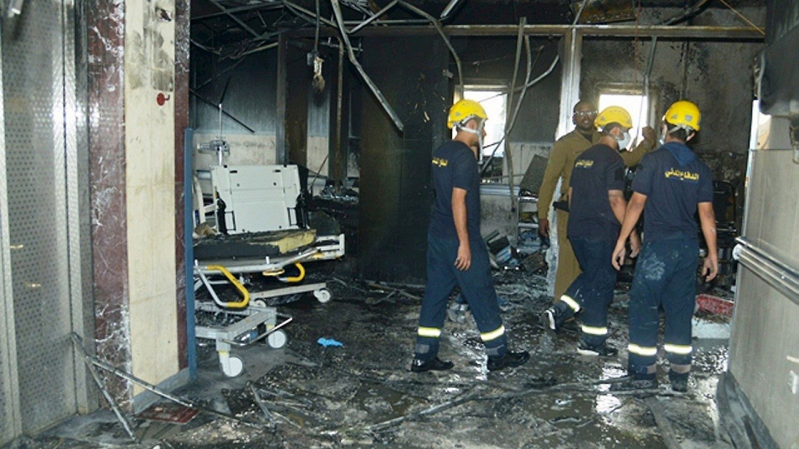 Miembros de la Defensa Civil de Arabia Saudí inspeccionan el interior del hospital donde 25 personas han muerto en un incendio en Jazan, el 24 de diciembre de 2015. REUTERS/Defensa Civil saudí