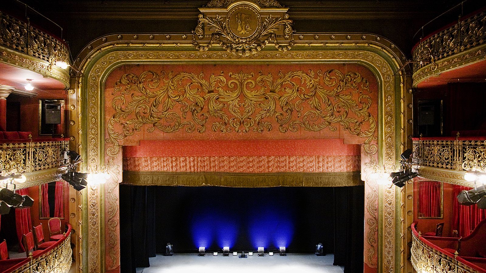 Imagen frontal del escenario del Teatro de Lara, inaugurado en 1880.