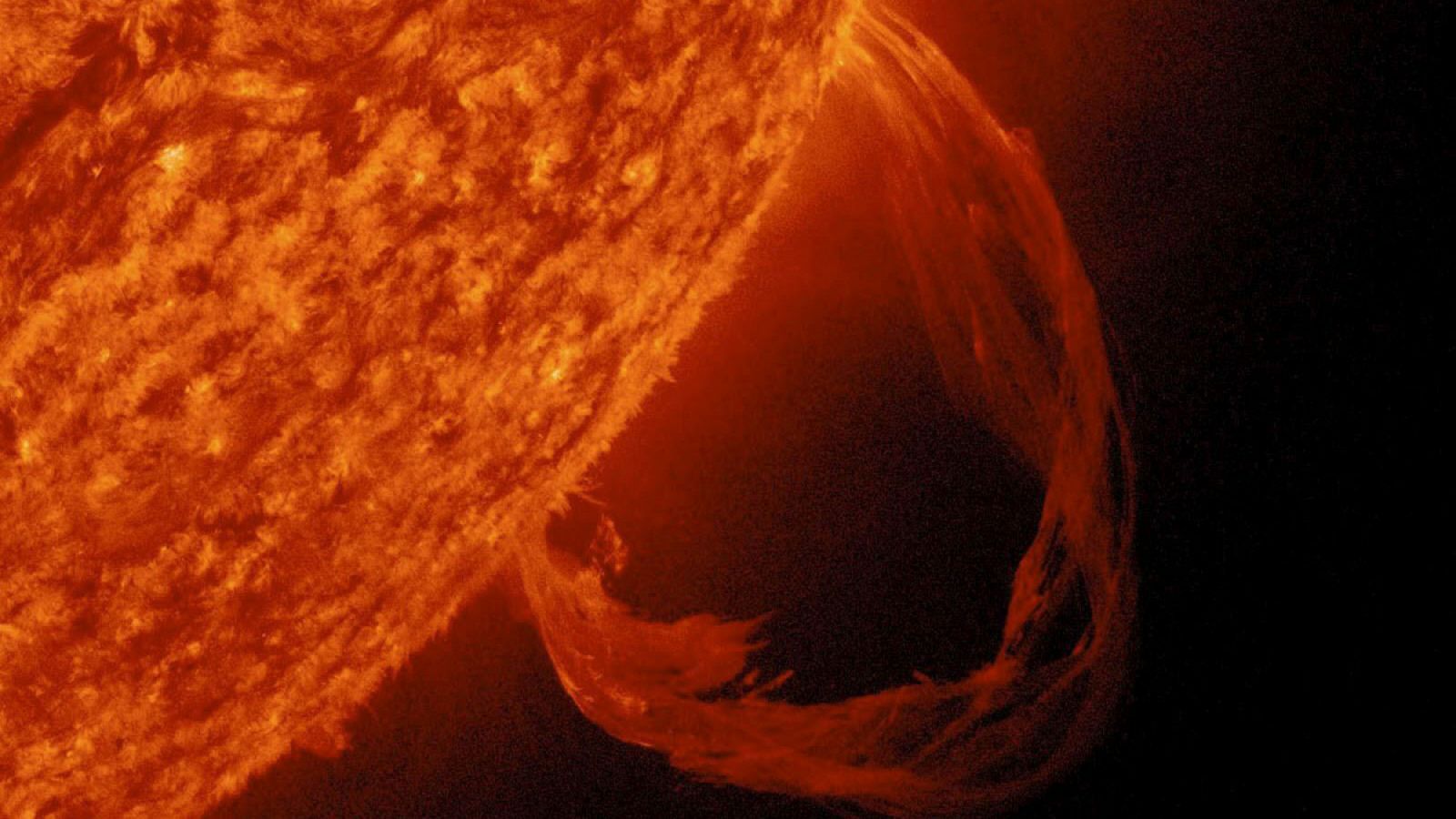 Las erupciones solares son explosiones masivas que arrojan millones de toneladas de gas de plasma y radiación en el espacio.