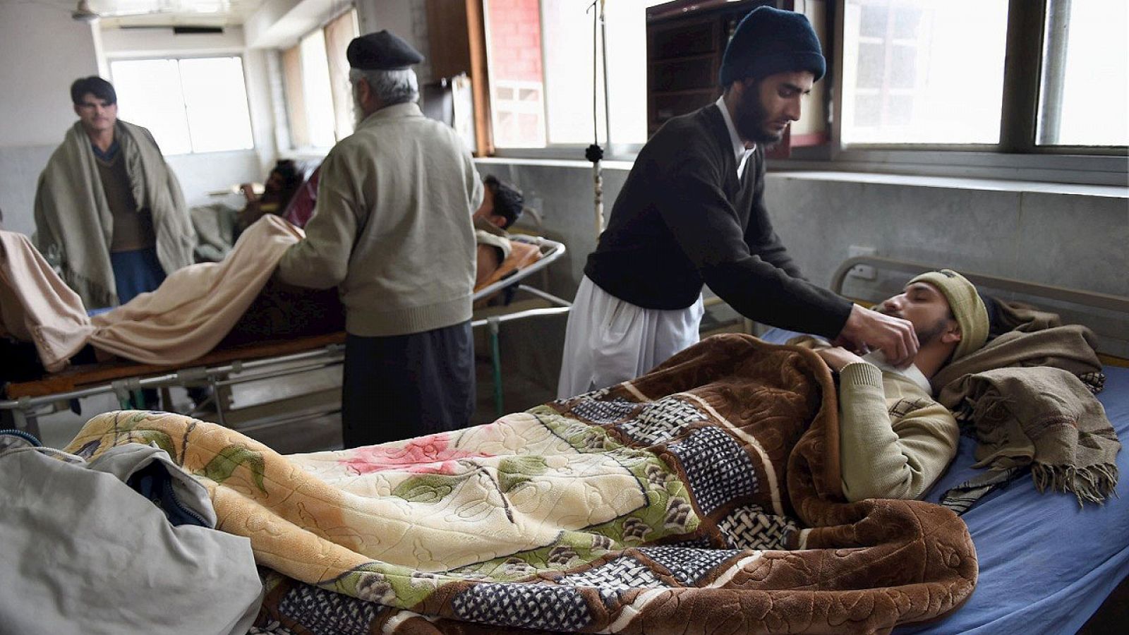 Heridos por el terremoto reciben asistencia en un hospital de Peshawar, en Pakistán, el 26 de diciembre de 2015. AFP PHOTO / A MAJEED