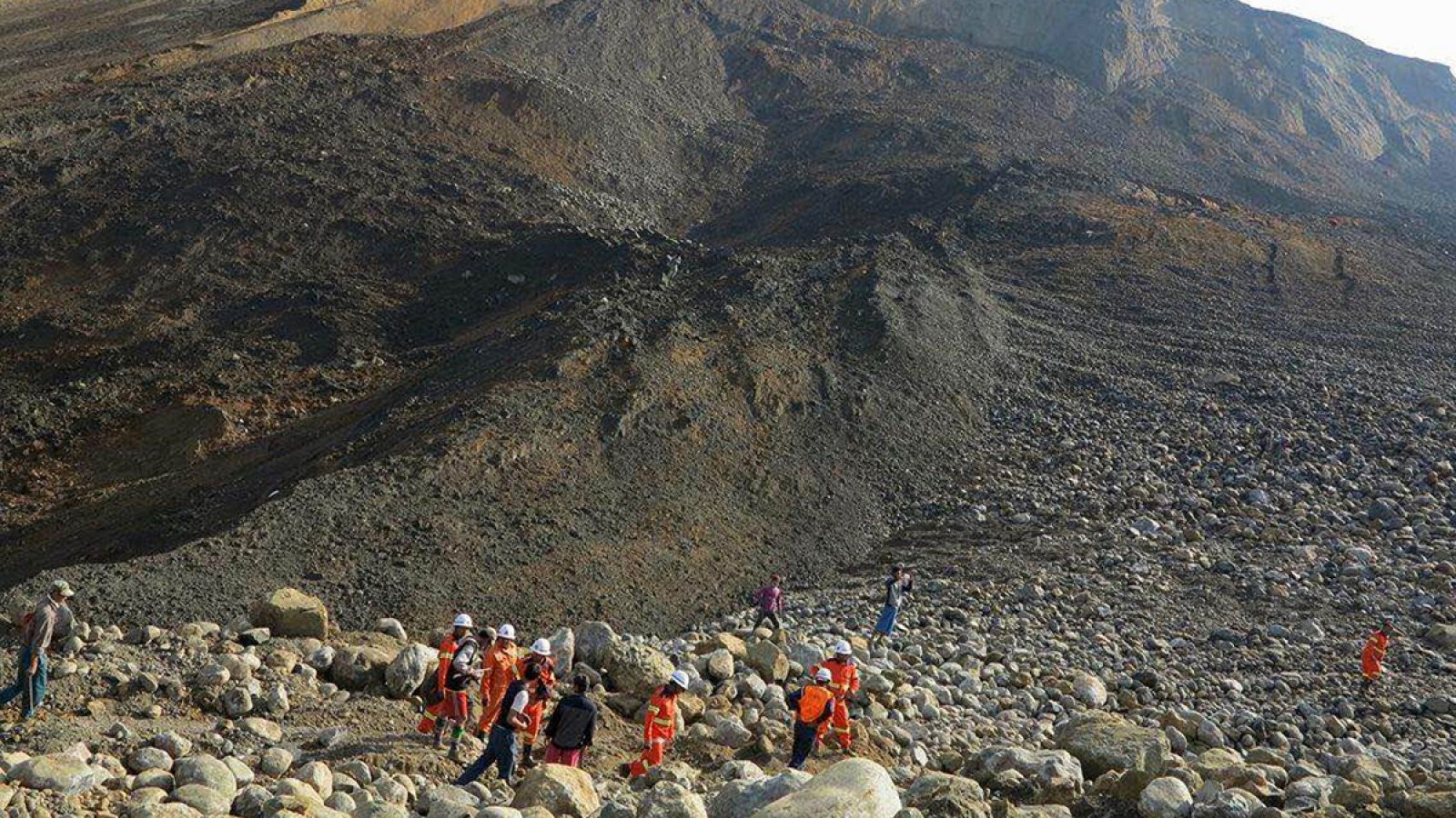 Trabajadores intentan rescatar a los mineros sepultados en una mina de Jade en Myanmar