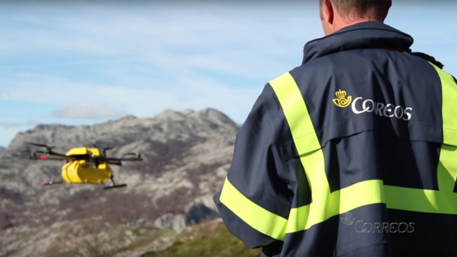Un funcionario de Correos realiza una de las pruebas con drones
