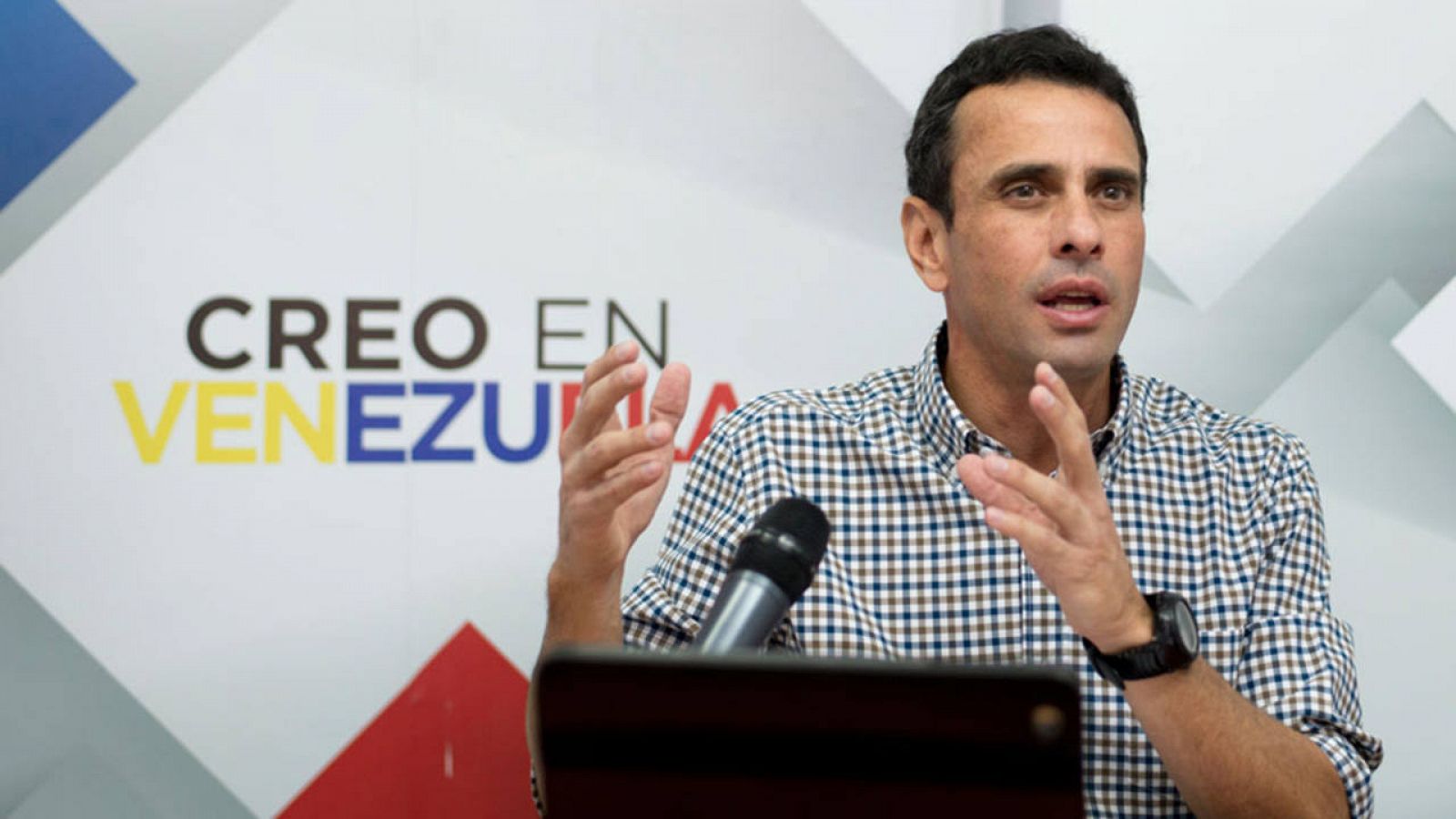 El opositor Henrique Capriles durante una rueda de prensa