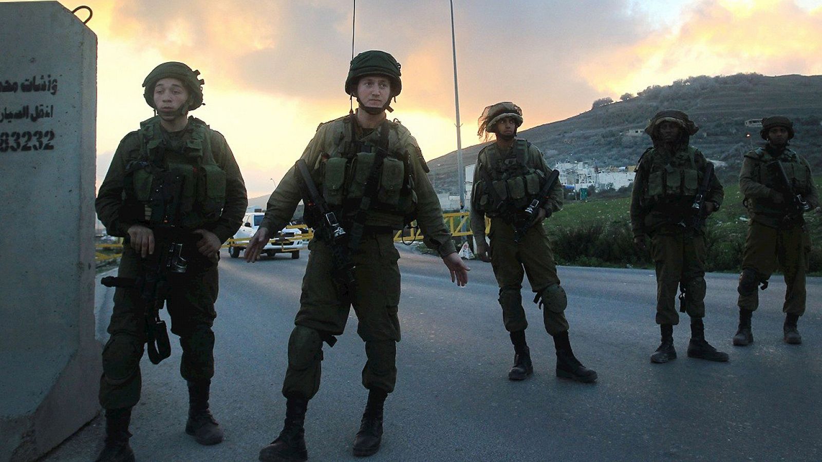 Fuerzas de seguridad israelíes montan guardia en el puesto de control de Huwara, cerca de Nablús (Cisjordania), el 26 de diciembre de 2015. AFP PHOTO / JAAFAR ASHTIYEH