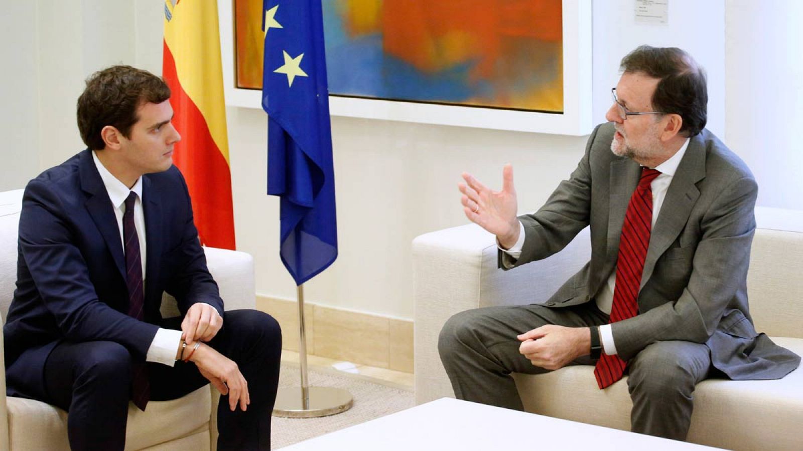 El presidente del Gobierno en funciones, Mariano Rajoy, y el líder de Ciudadanos, Albert Rivera, se han reunido en La Moncloa.