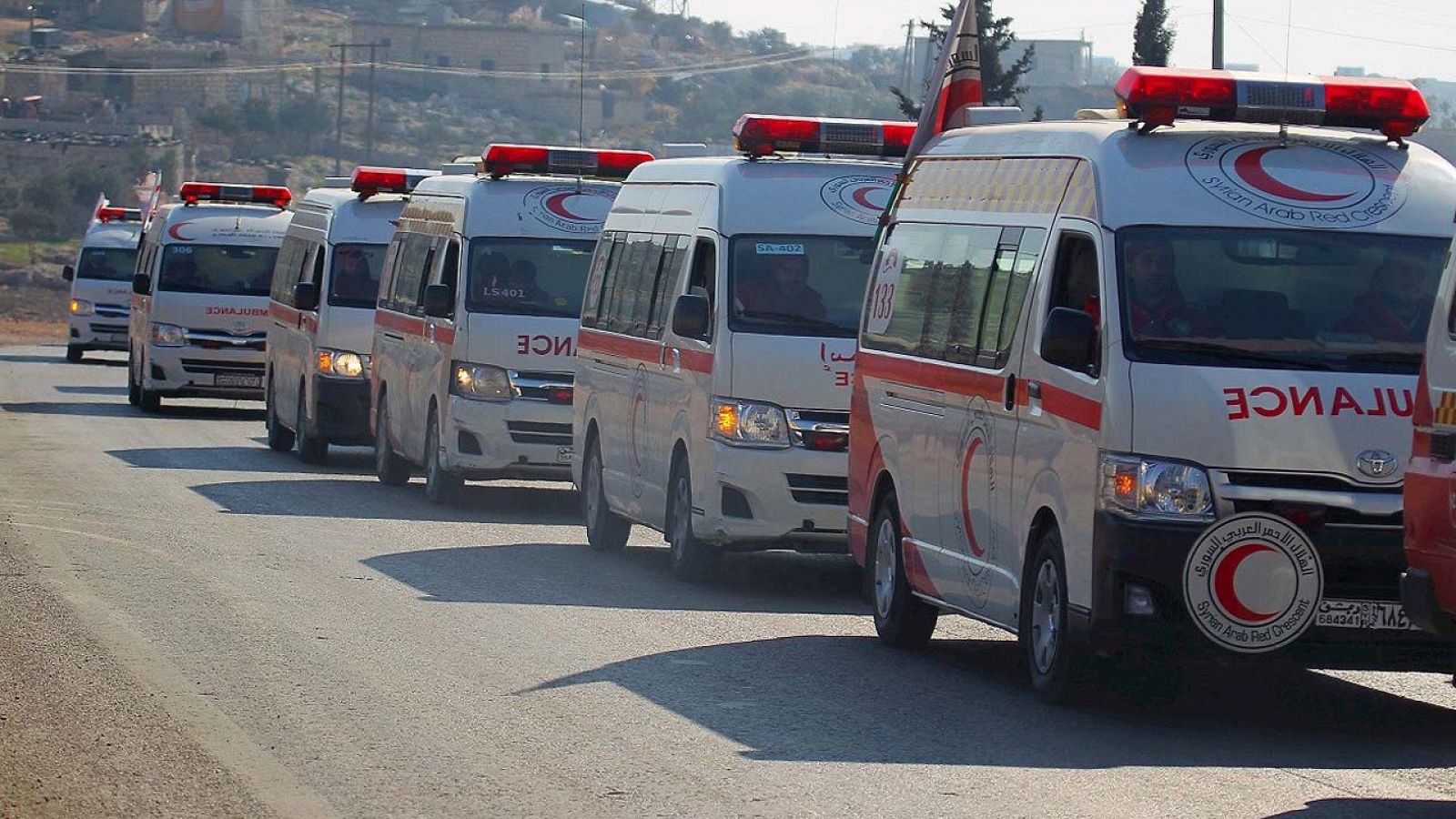 Ambulancias de la Media Luna Roja siria evacúan a combatientes y civiles de las localidades de Fua y Kefraya, en la provincia de Idleb, el 28 de diciembre de 2015. REUTERS/Ammar Abdullah