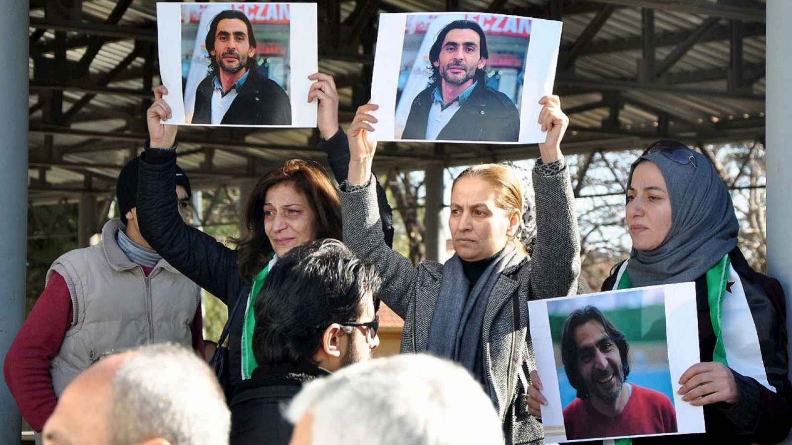 Funeral por el periodista sirio Naji Jerf, asesinado en Turquía por sus reportajes críticos con el Estado Islámico (EI) (Gaziantep, Turquía, 27 de diciembre de 2015). AFP