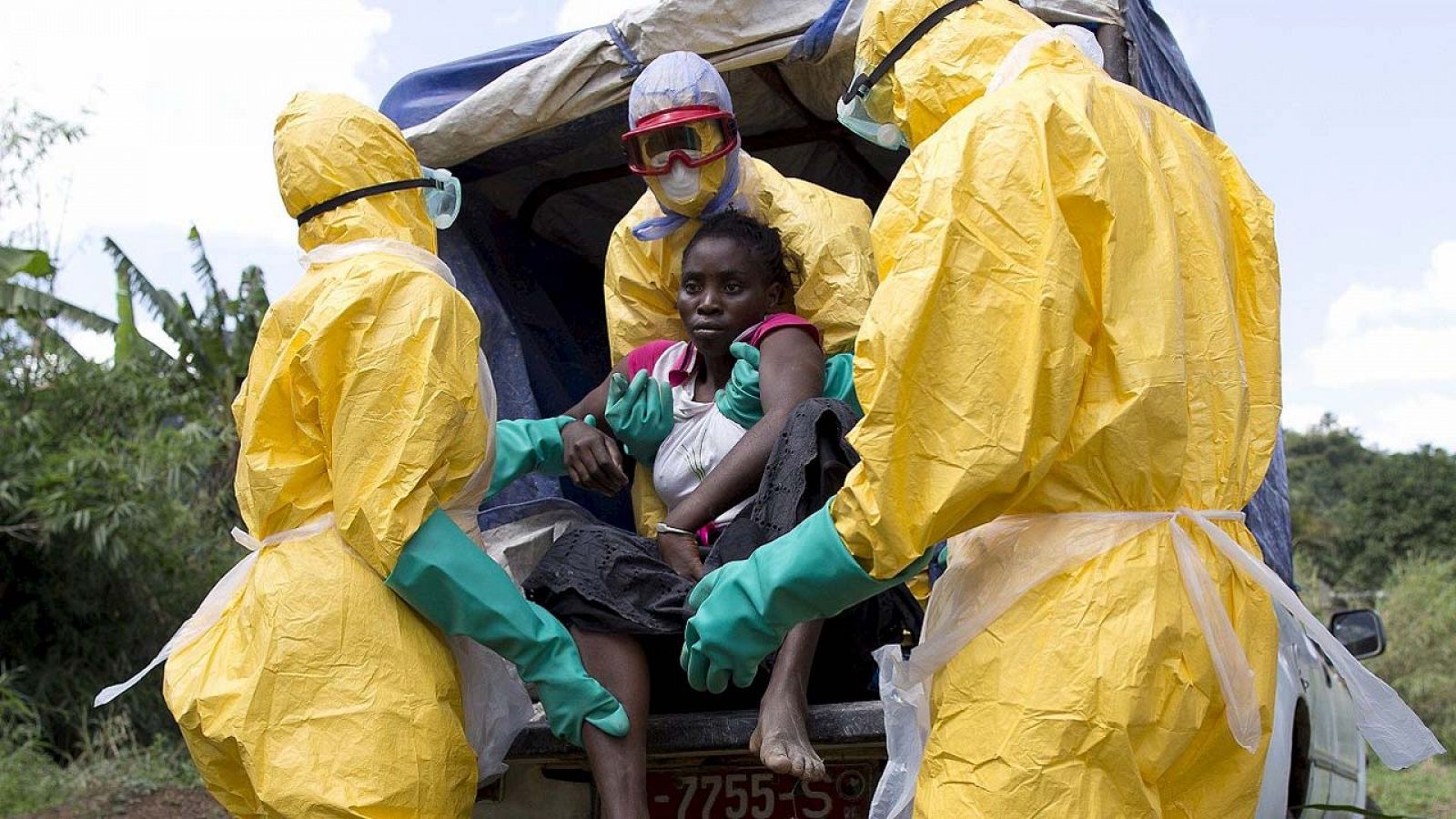 Fotografía de archivo en la que trabajadores sanitarios ayudan a una persona supuestamente infectada de ébola en Macenta, Guinea