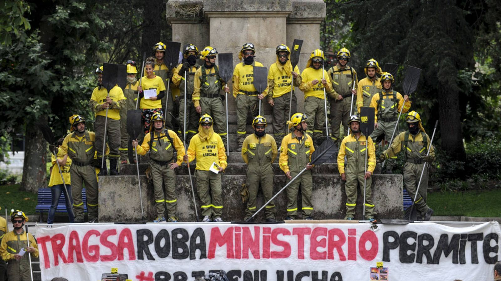 Trabajadores de la Brigada de Refuerzo de Incendios Forestales de Laza protestan en Ourense (Archivo)