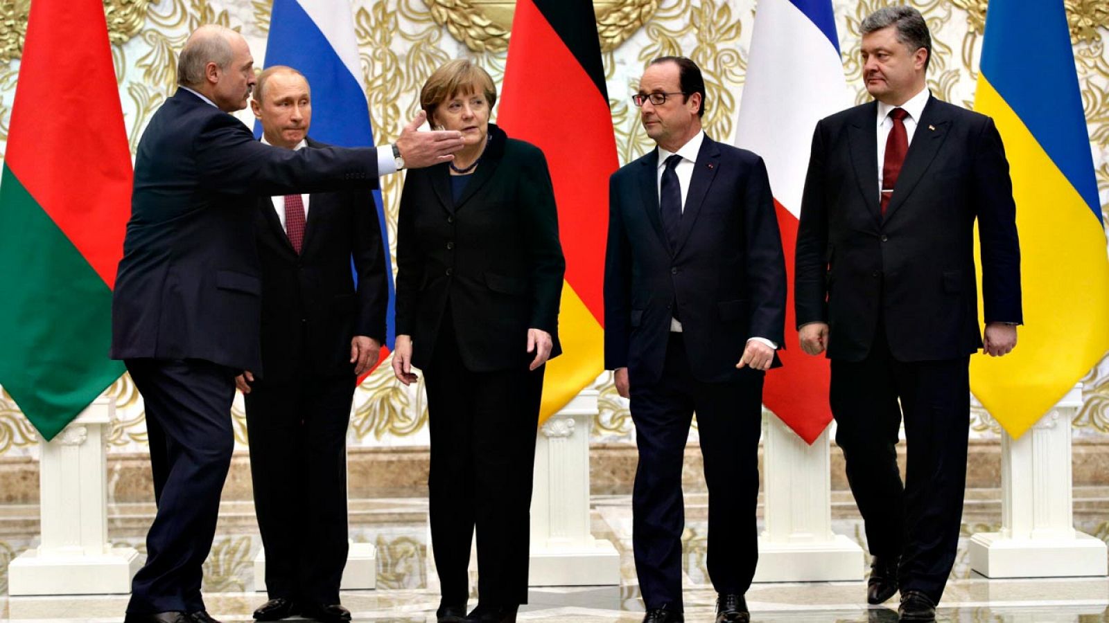 Los cuatro líderes de los países signatarios de los acuerdos de Minsk: Vladímir Putin, Angela Merkel, François Hollande y Petro Poroshenko, acompañados (a la izquierda) por el presidente bielorruso, Aleksandr Lukashenko