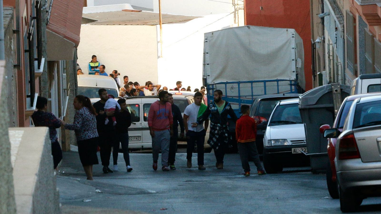 Vecinos se agolpan frente a la vivienda de Adra en Almería donde han encontrado los cadáveres de una pareja en un nuevo caso de violencia de género