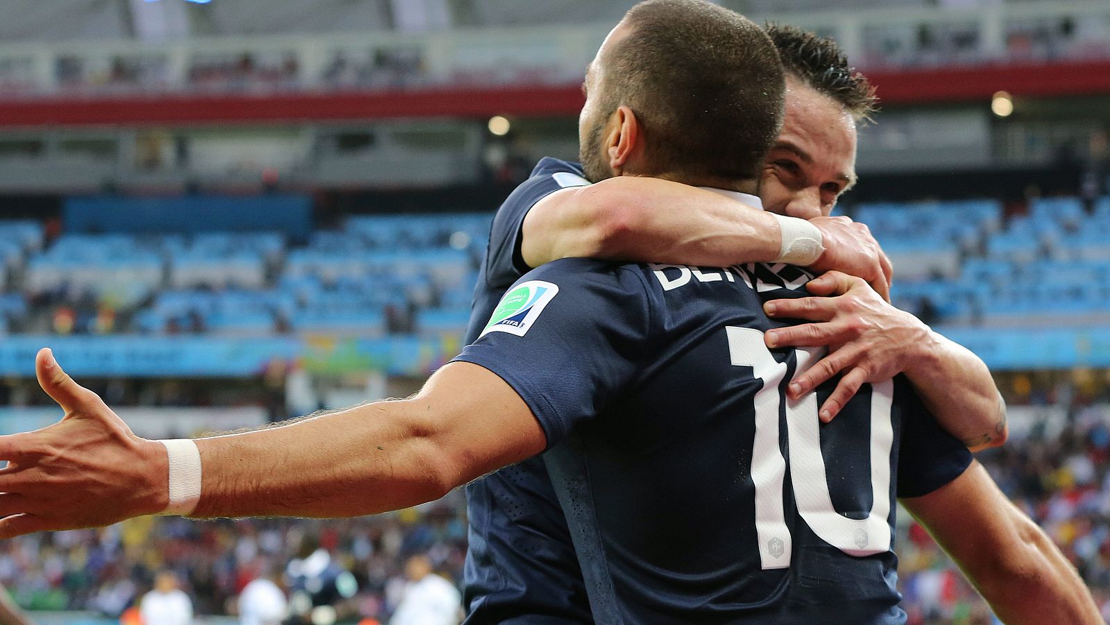 El delantero francés Karim Benzema celebra un gol con Valbuena en un partido de Francia