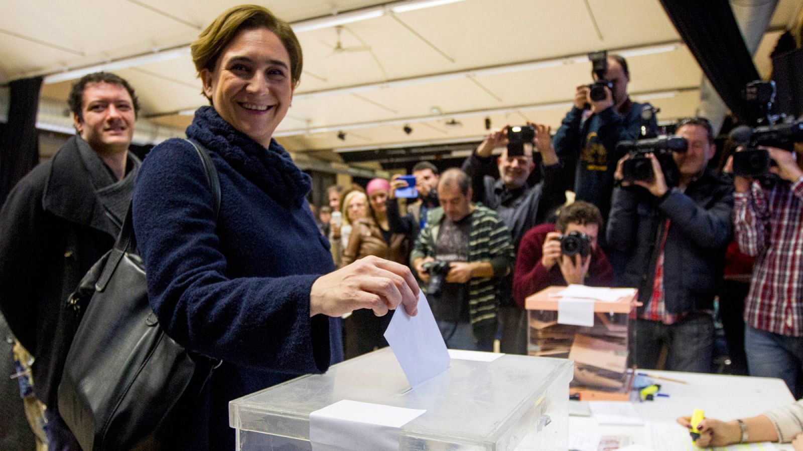 La alcaldesa de Barcelona, Ada Colau, votando en las elecciones generales del 20D