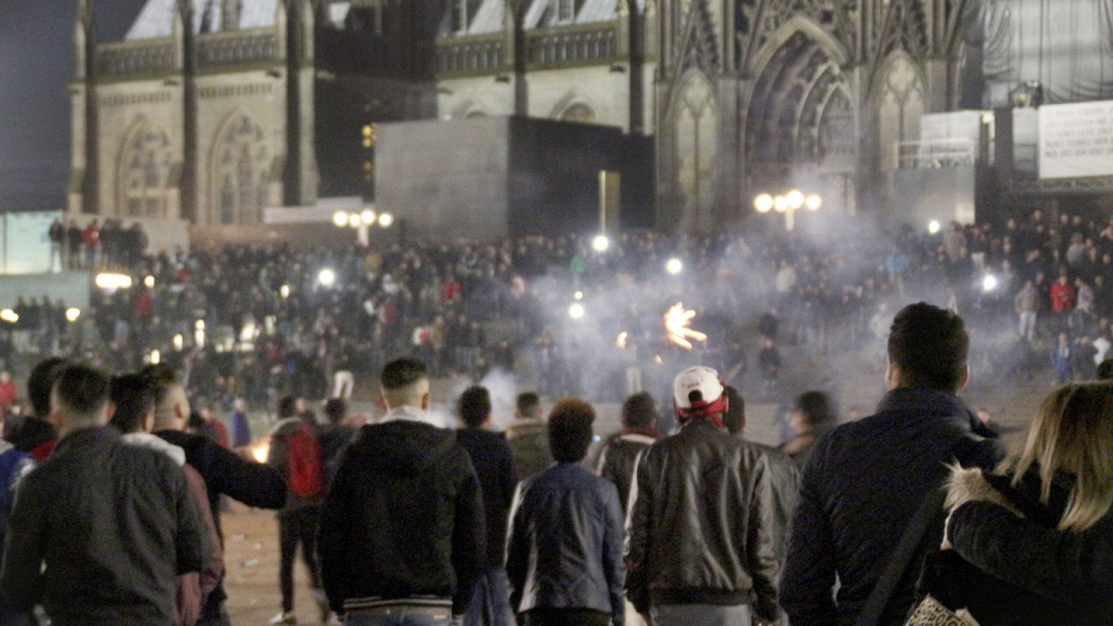 Una multitud inunda los alrededores de la catedral y la estación de tren en Colonia (Alemania) el pasado 31 de diciembre de 2015