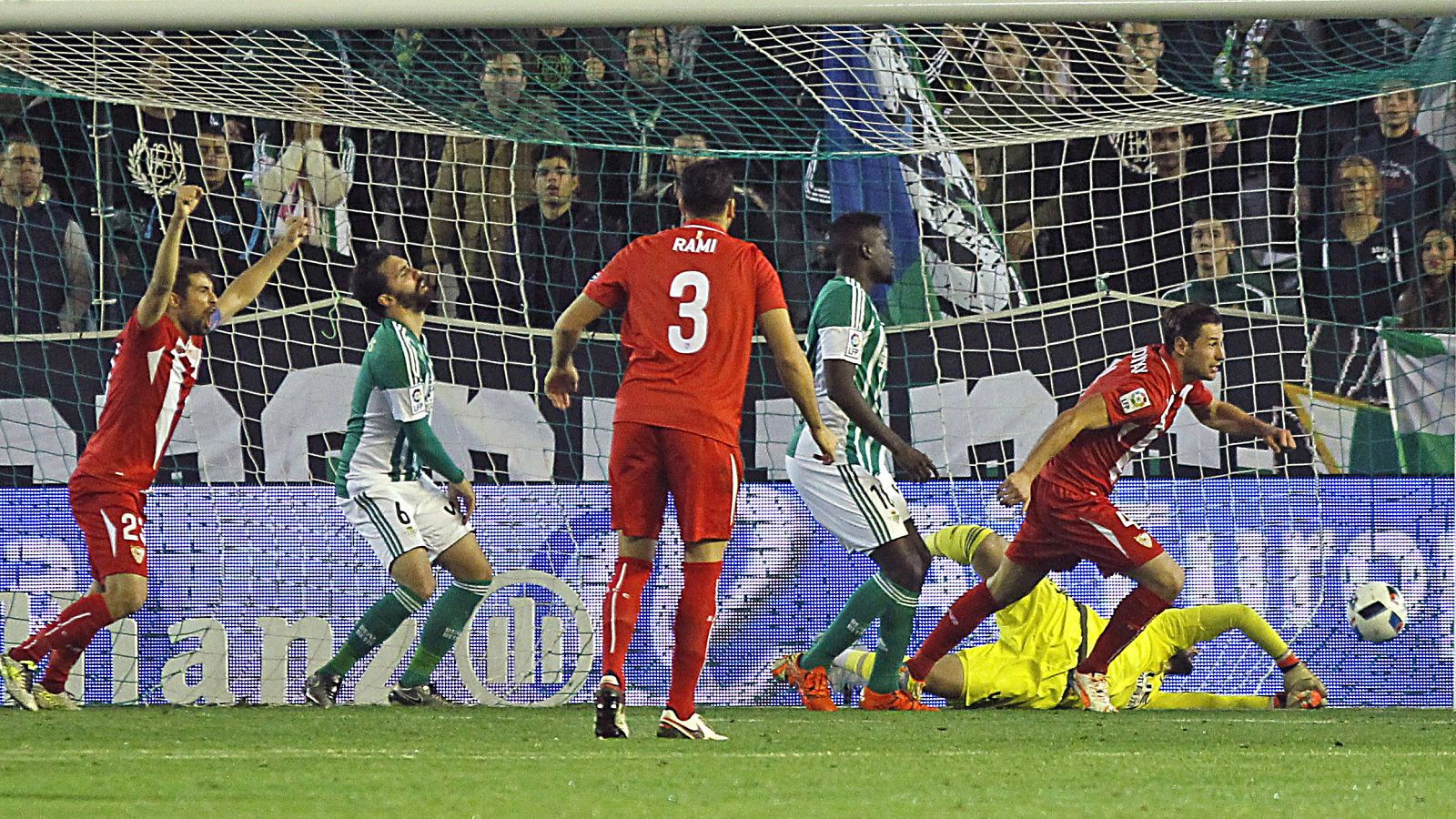 Krychowiak (d) marca el segundo gol del Sevilla ante el Betis