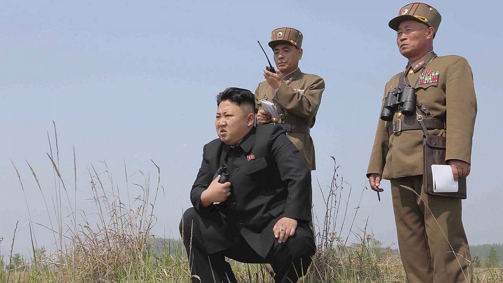 El líder de Corea del Norte, Kim Jong-un, asiste a unas maniobras en una fotografía sin fechar facilitada por la Agencia Central de Noticias nacional y distribuida por Reuters
