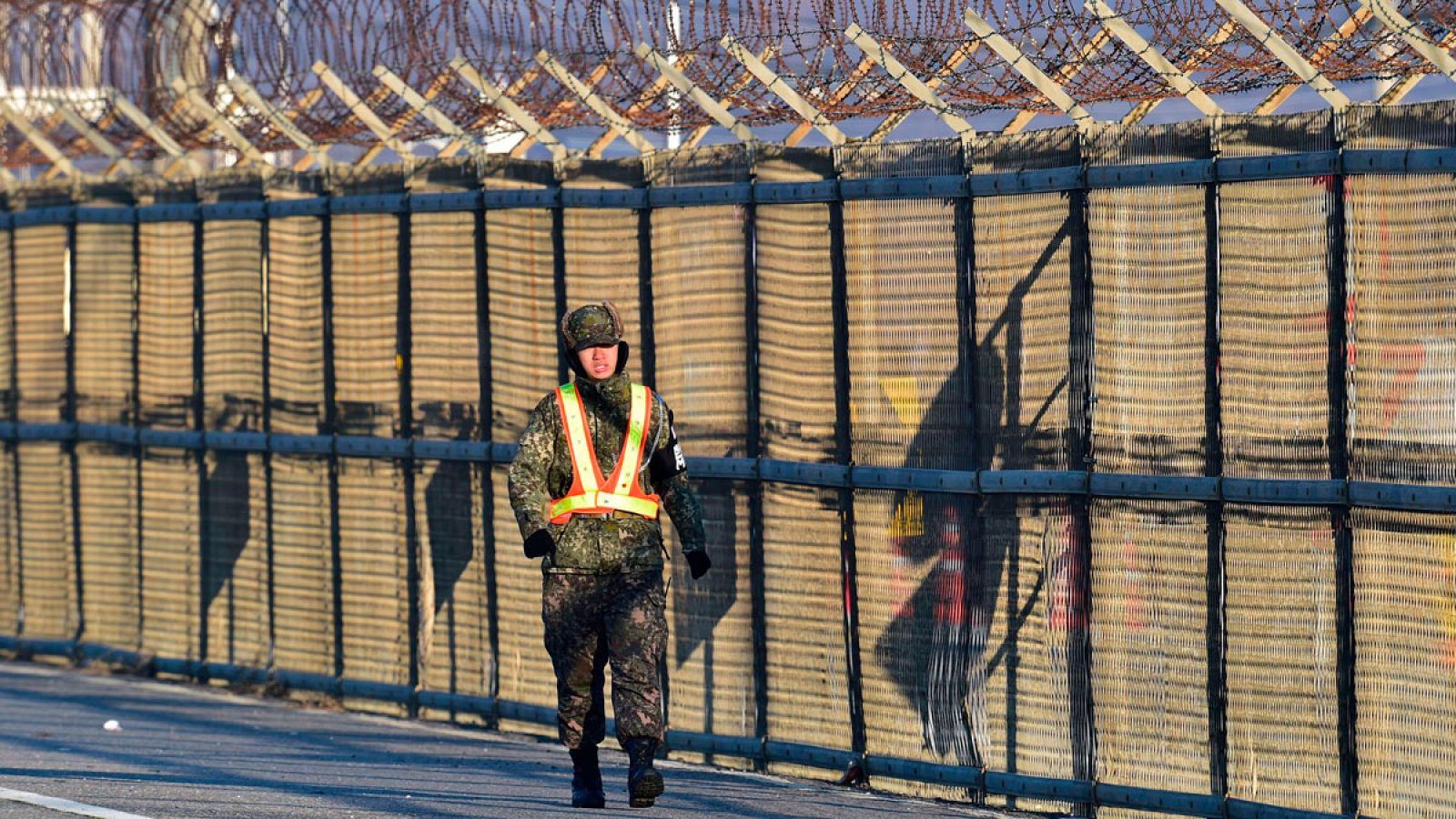 Un soldado surcoreano vigila la valla fronteriza con Corea del Norte.