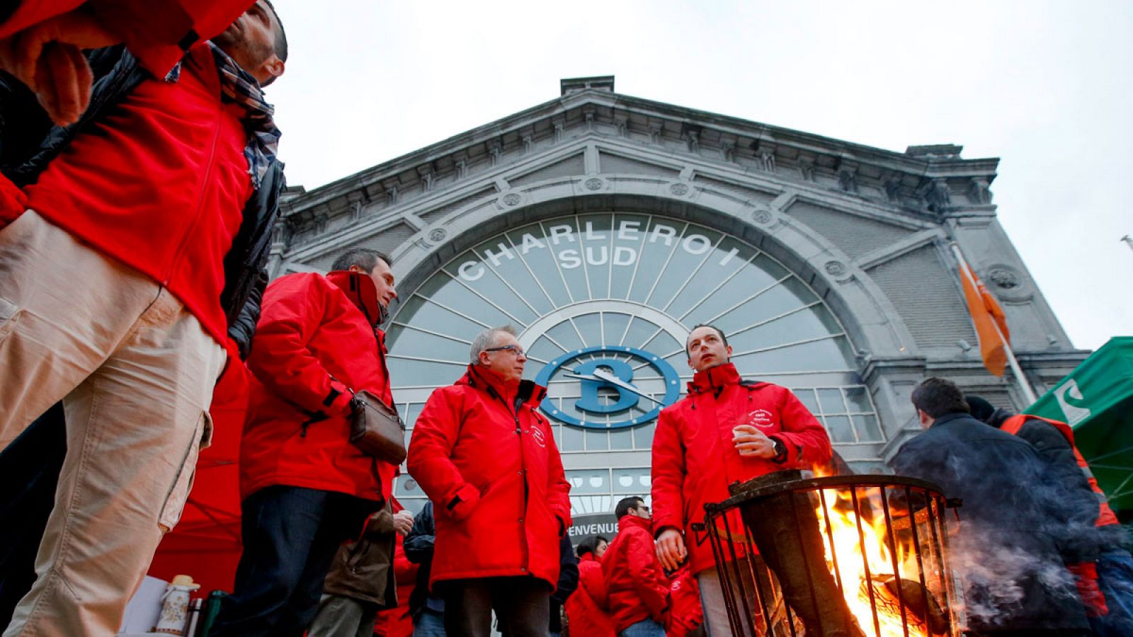 Manifestantes de los sindicatos ferroviarios ante la estación Sur de Charleroi