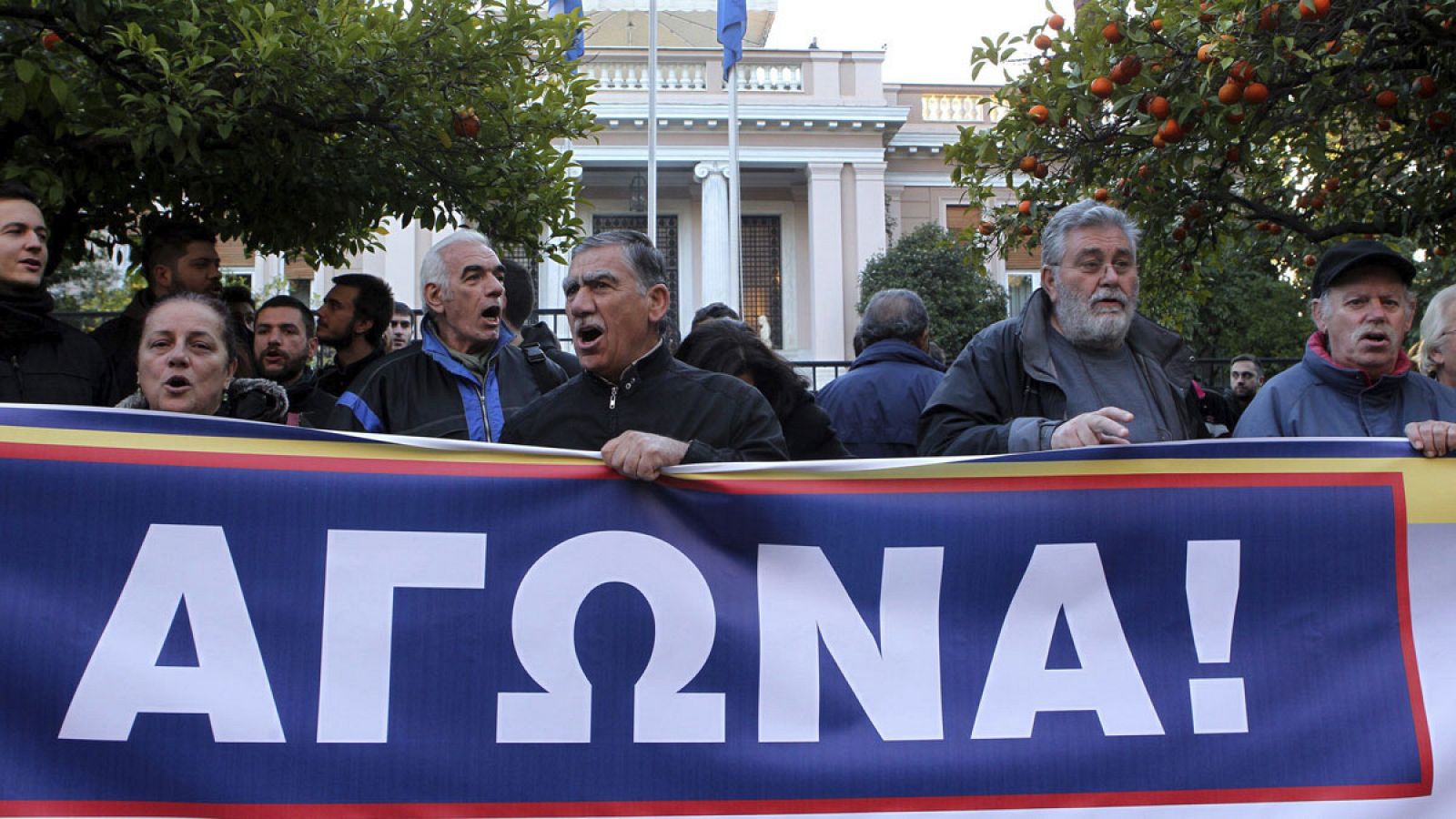 Miembros del sindicato PAME protestan contra las reformas de las pensiones a las puertas de la Mansión Maximos en Atenas