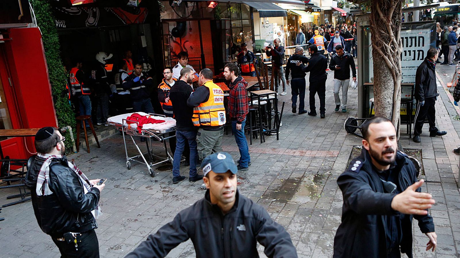Agentes de policía israelíes investigan el lugar del tiroteo en Tel Aviv el día de Año Nuevo.