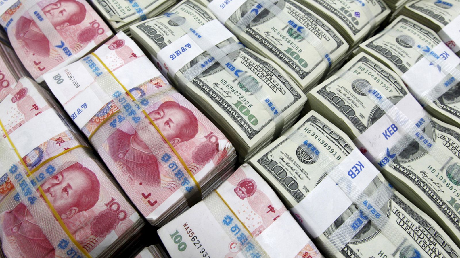 Billetes de dólar junto a billetes de yuan
