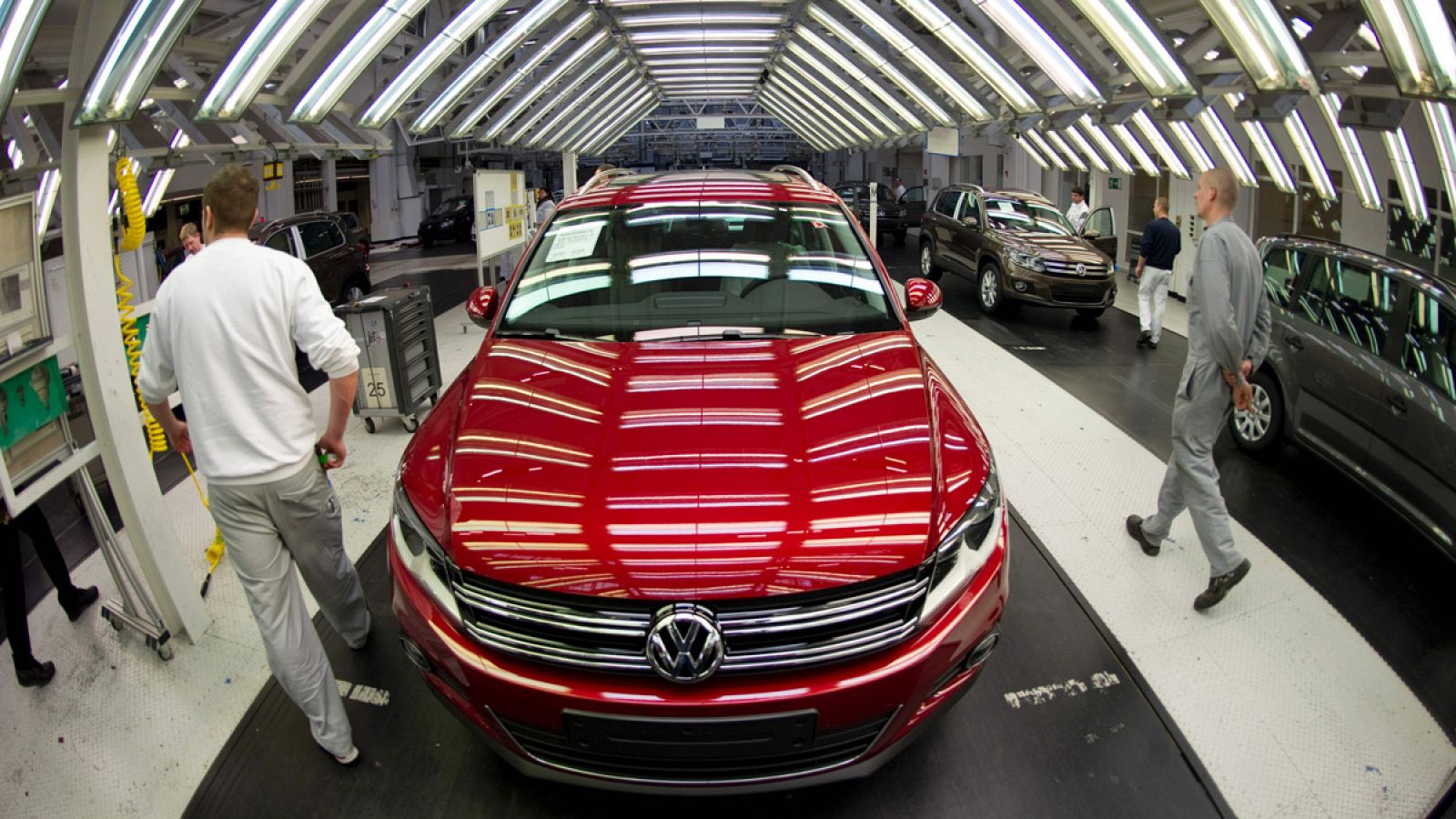 Trabajadores de Volkswagen inspeccionan los modelos VW Tiguan y Touran en la planta de Wolfsburgo, Alemania
