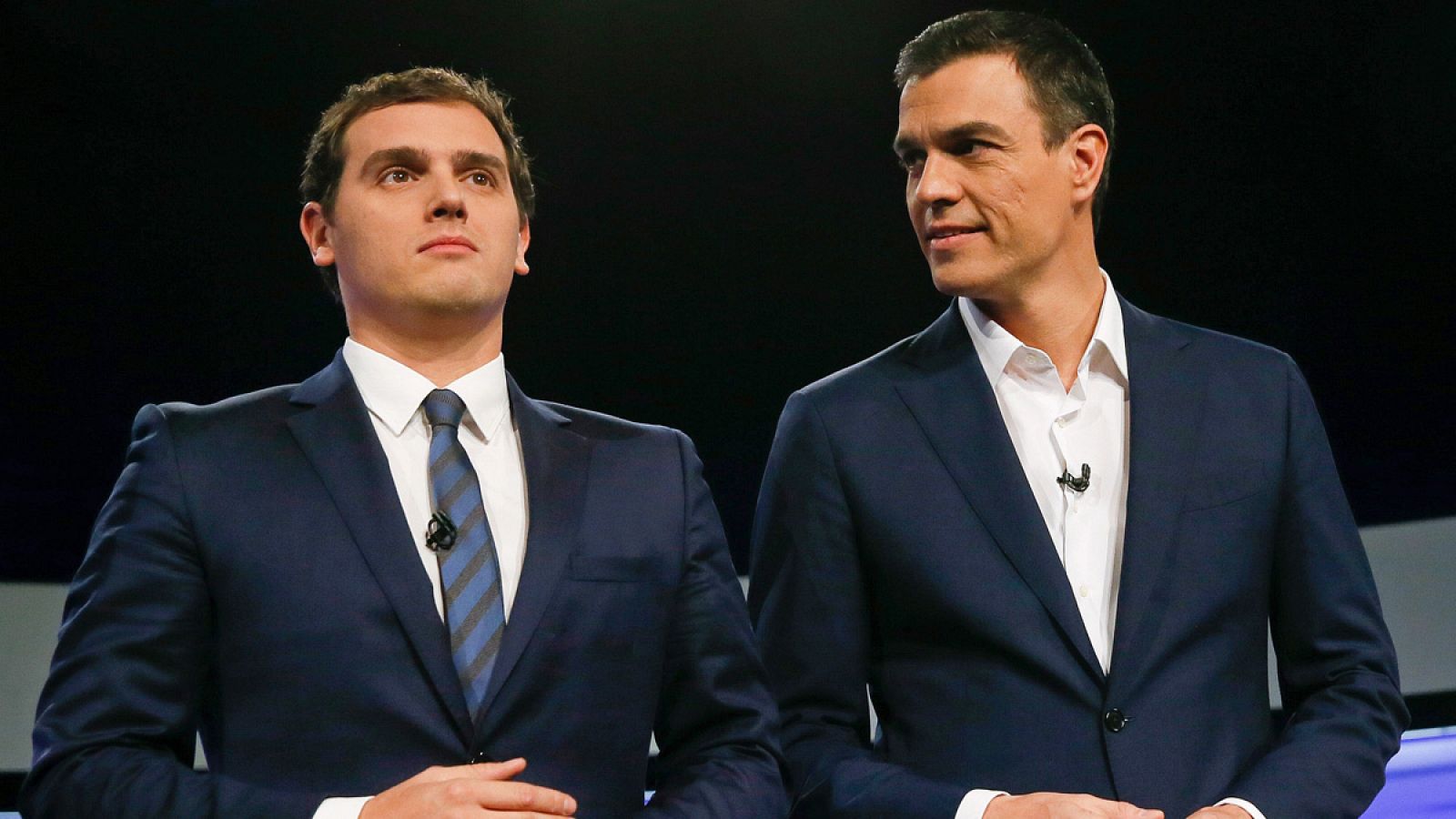 Albert Rivera y Pedro Sánchez posan momentos antes del debate digital organizado por el periódico El País (Archivo)