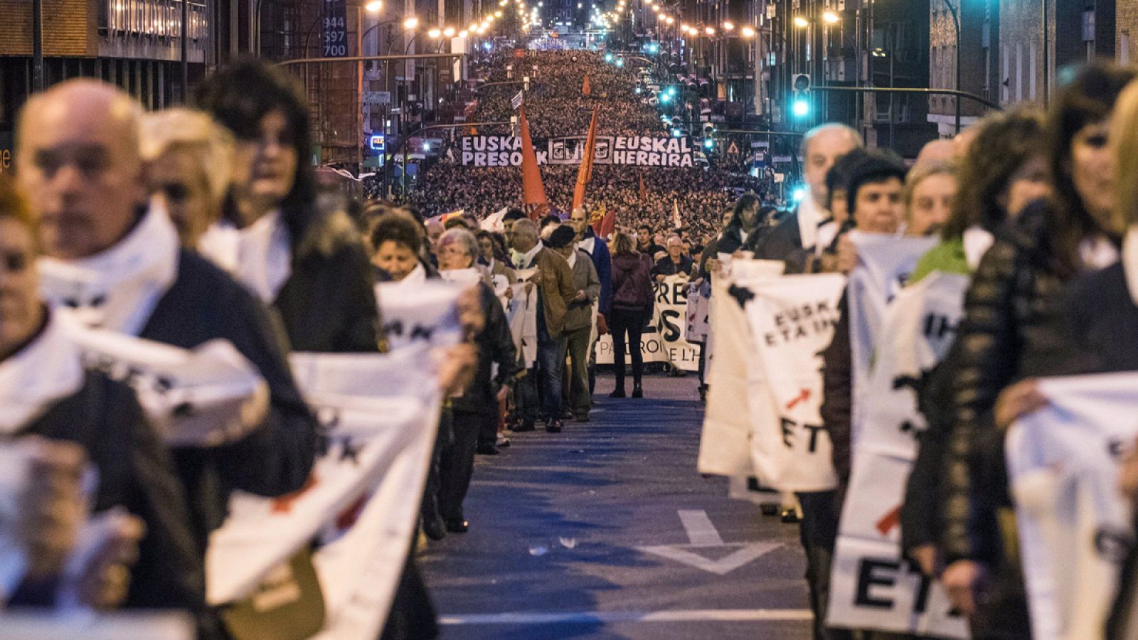 MILES DE PERSONAS INICIAN EN BILBAO UNA MANIFESTACIÃ"N POR LOS PRESOS DE ETA