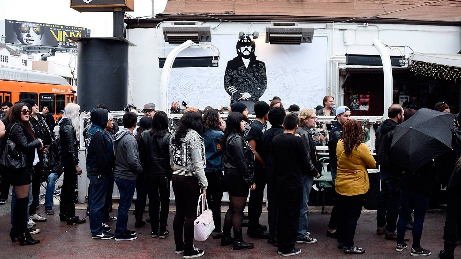 Un grupo de fans de Motörhead guardan cola para rendir tributo al músico en el Rainbow Bar