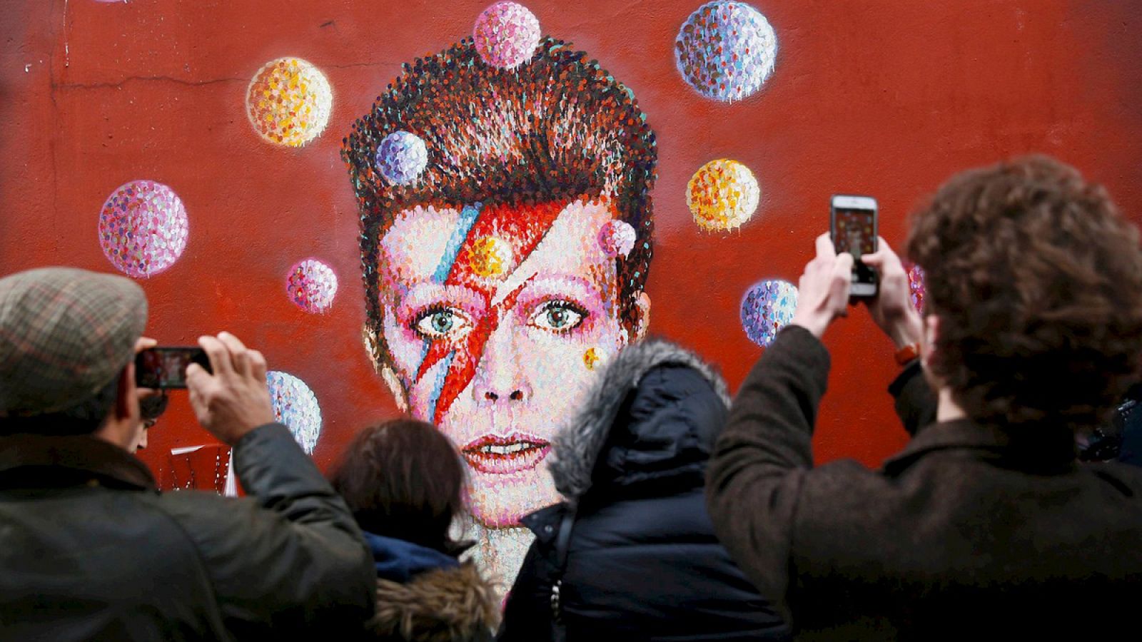 David Bowie, como icono inmortal, decora un mural en Brixton, en Londres.