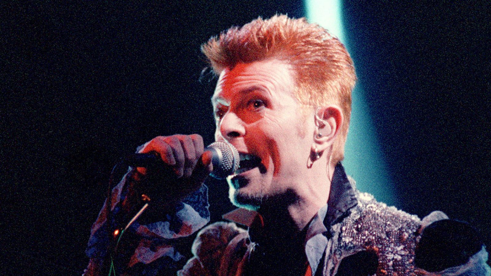 David Bowie durante su actuación en el "Doctor Music Festival" de Lleida en 1996.