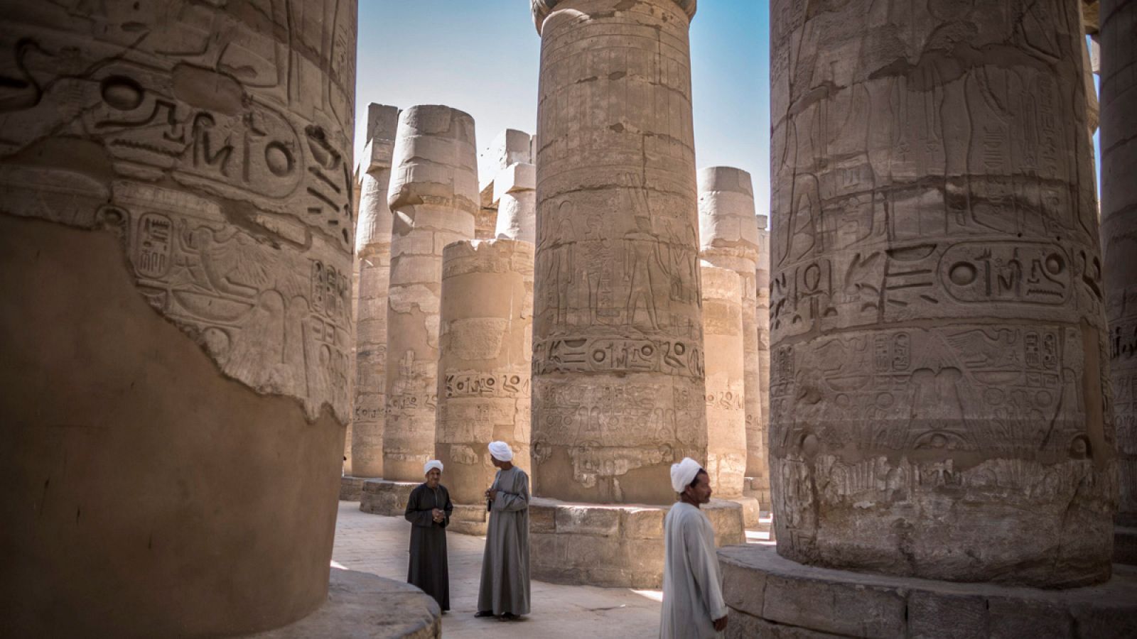 Guardias vigilan el templo de Karnak en Luxor, una de las principales atracciones turísticas de Egipto