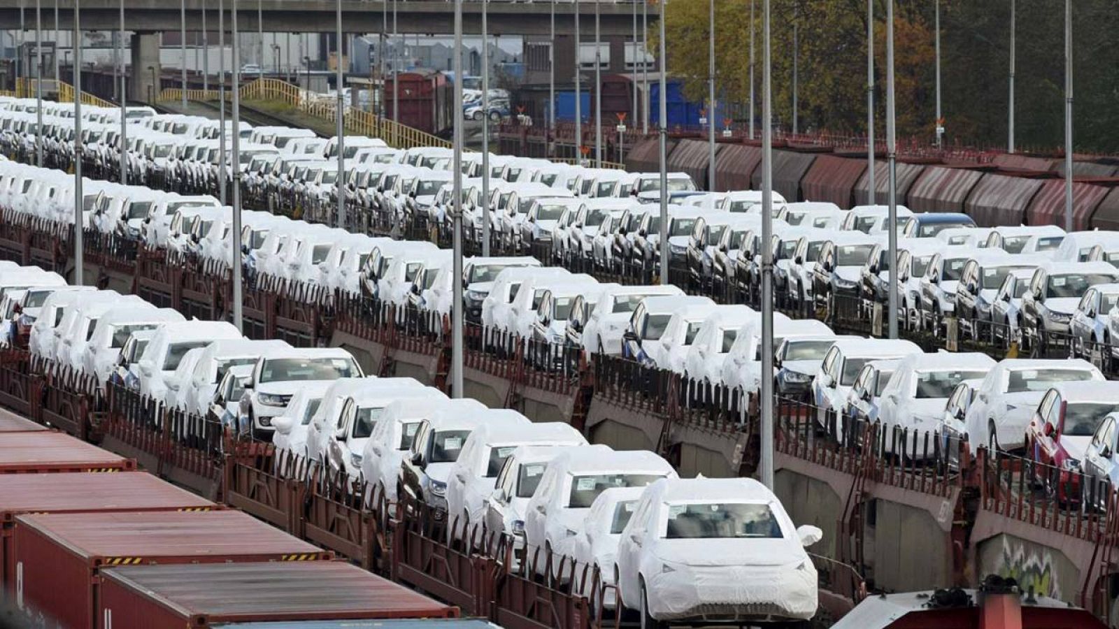 Coches Volkswagen cargados en los trenes que salen desde la planta del grupo en la ciudad alemana de Wolfsburgo