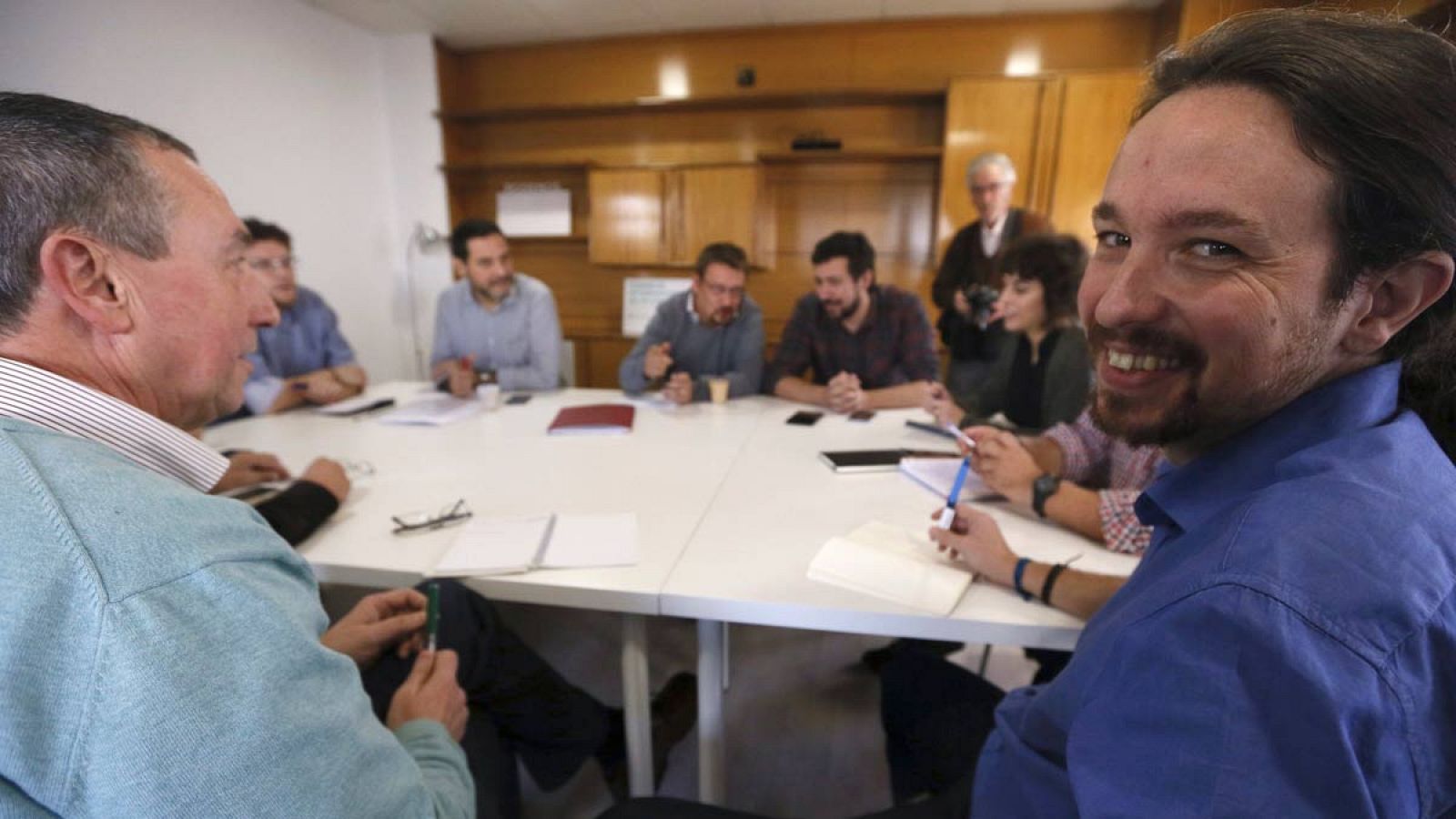 El líder de Podemos, Pablo Iglesias, durante la reunión que ha mantenido con representantes de los diputados de las diversas candidaturas de confluencia.