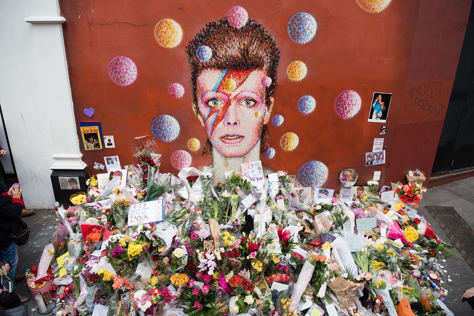 Los fans de Bowie han depositado miles de flores en el mural de Brixton.