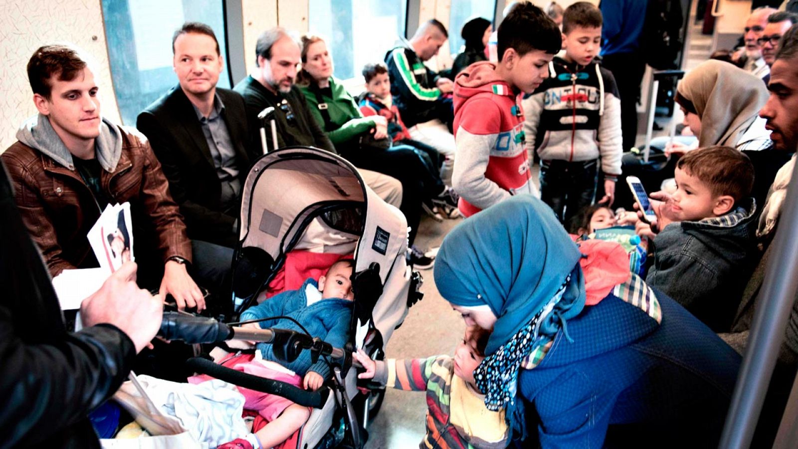 Un grupo de refugiados viaja en tren de Dinamarca a Suecia en septiembre