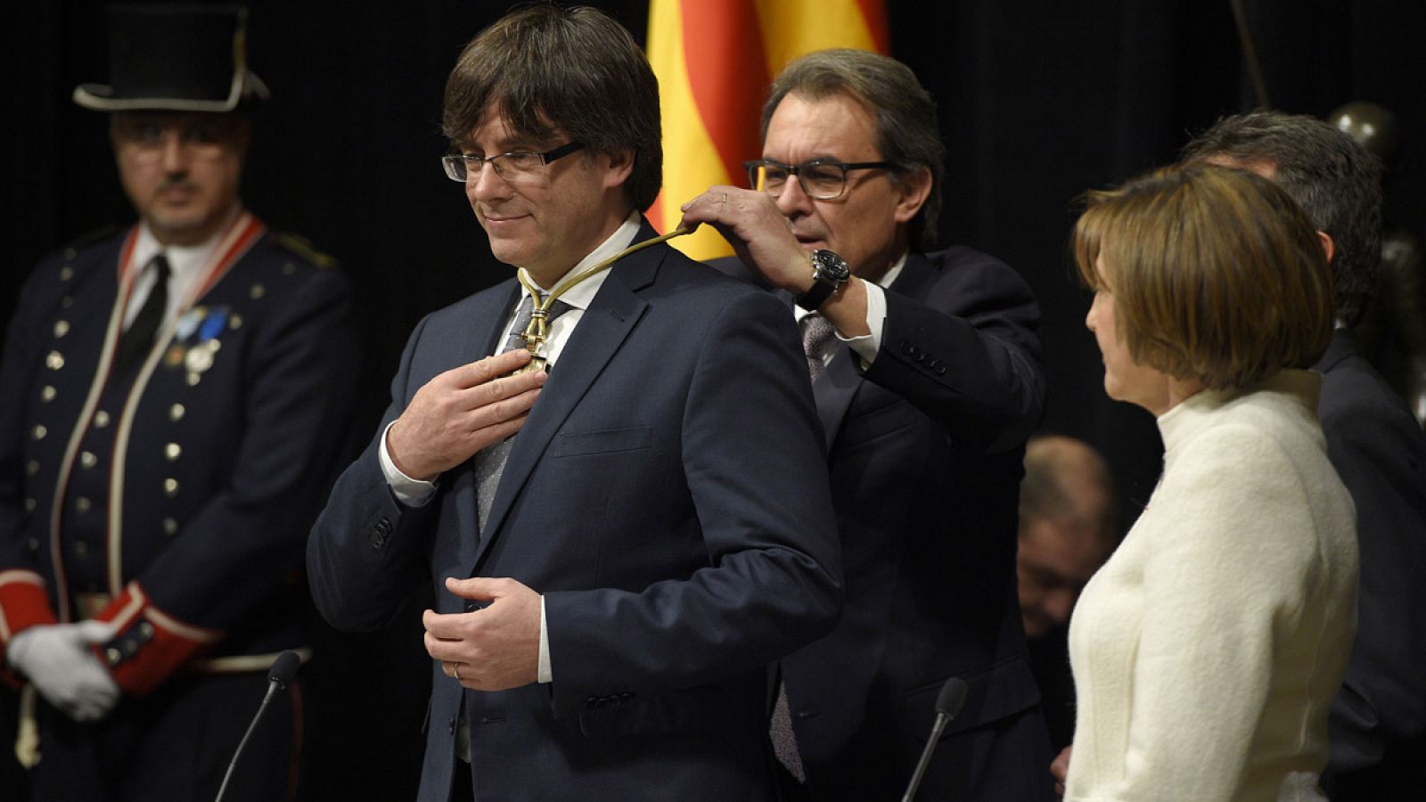 Carles Puigdemont recibe el collar de presidente de manos de su predecesor, Artur Mas