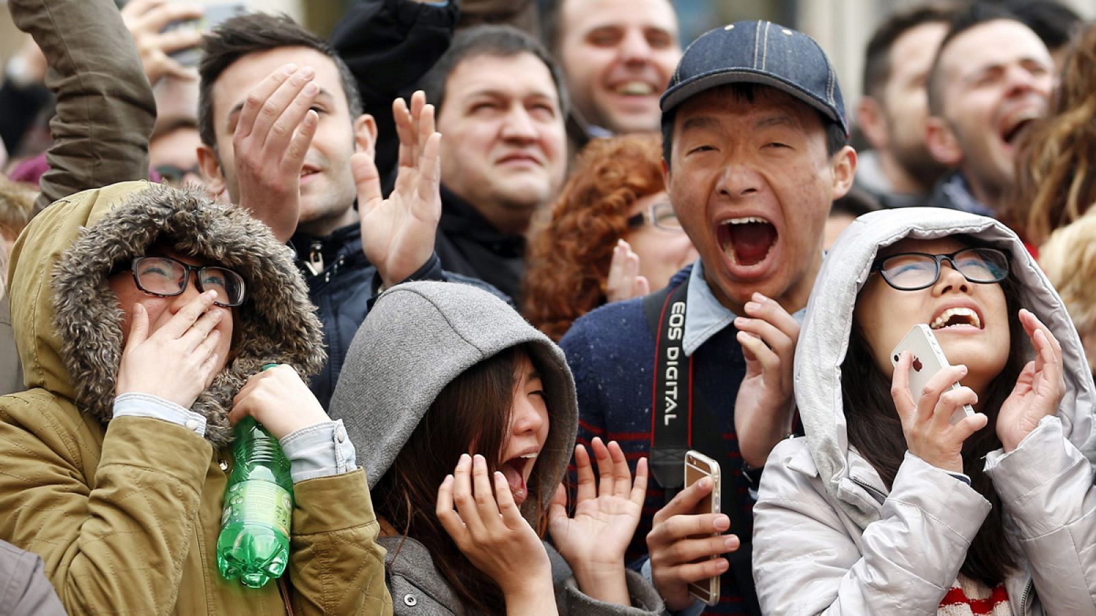 Unos turistas asiáticos reaccionan ante el estruendo del disparo de la última mascletá de las Fallas en Valencia