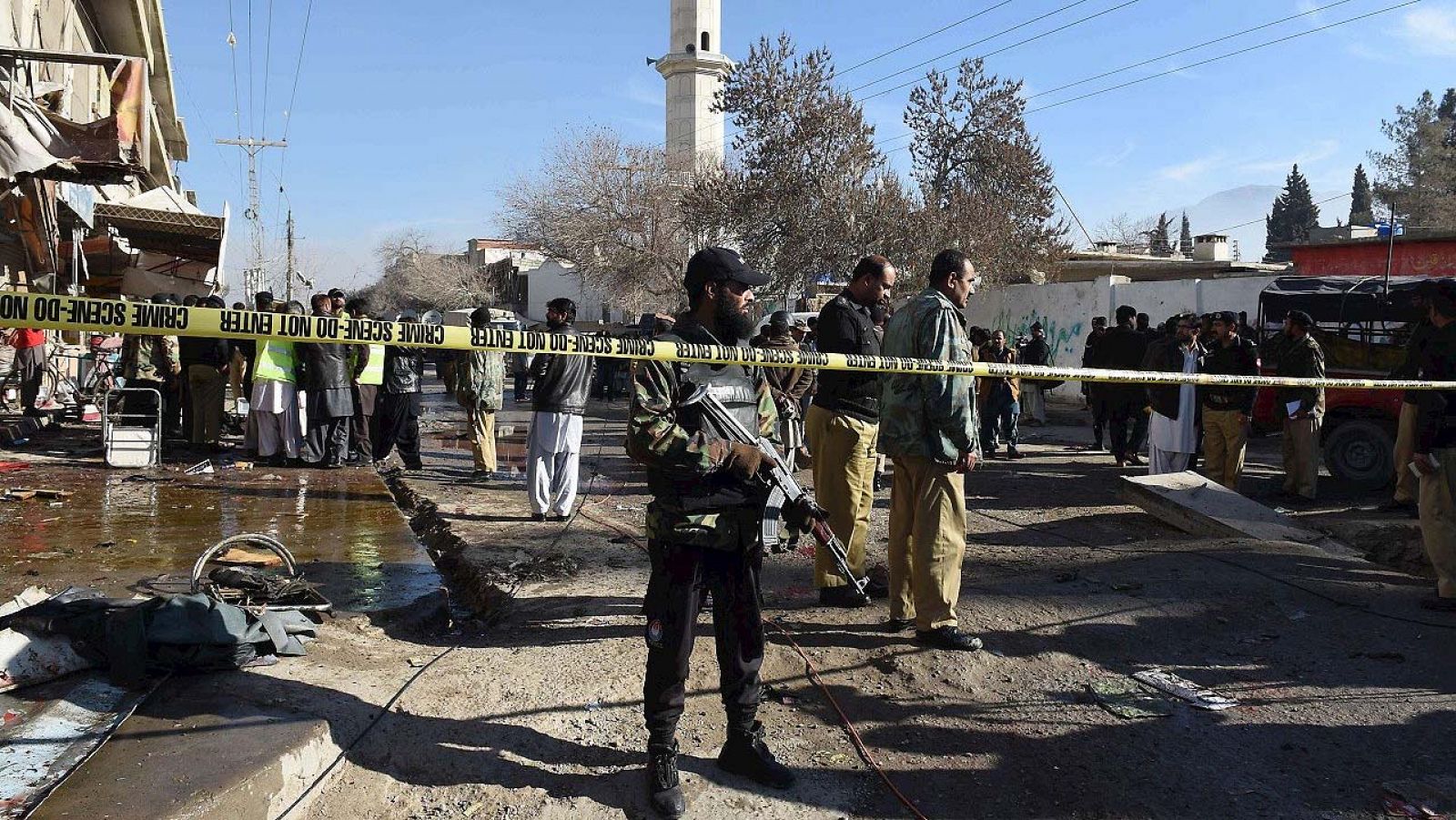 Fuerzas de seguridad paquistaníes en el lugar del atentado cerca de un centro de vacunación contra la polio, en Quetta, Baluchistán, el 13 de enero de 2016. AFP PHOTO / BANARAS KHAN