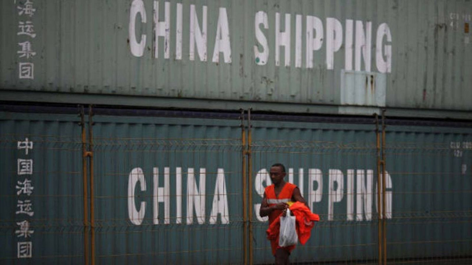 Contenedores de mercancías chinas en un puerto latinoamericano