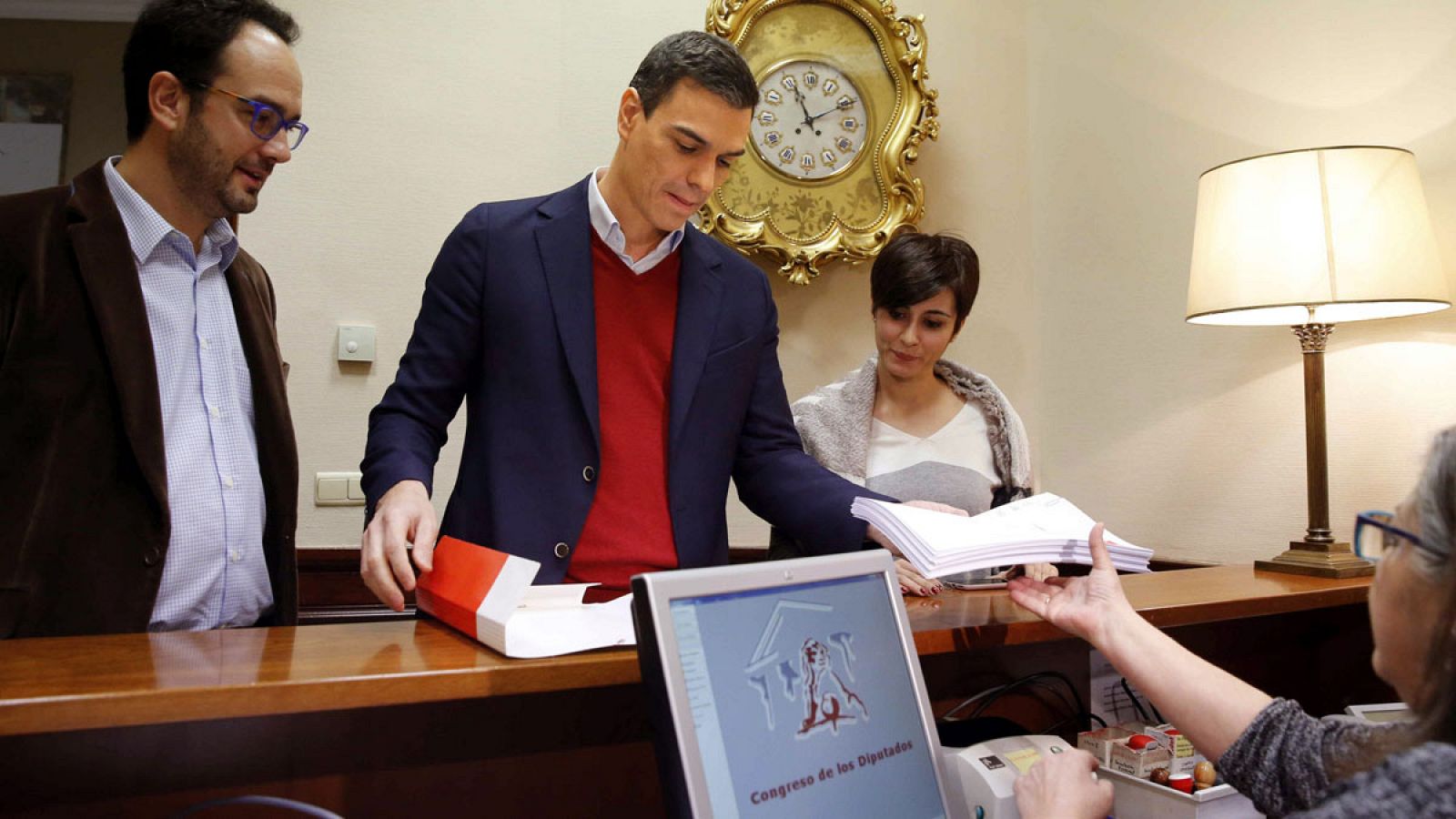 Pedro Sánchez registra las primeras iniciativas parlamentarias en el Congreso
