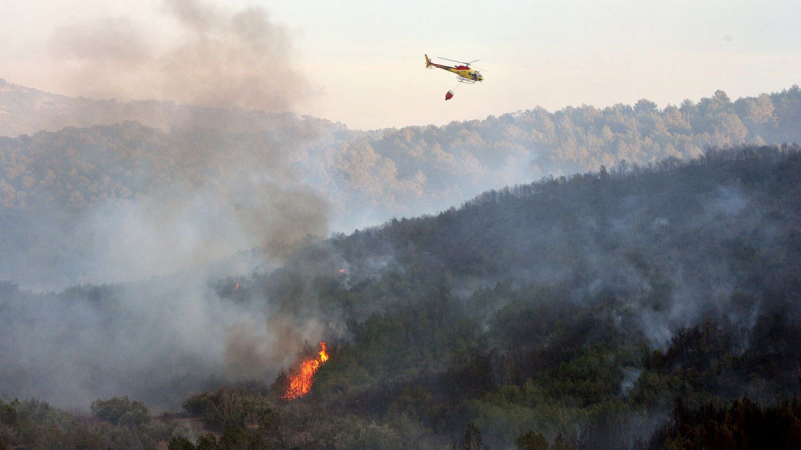 Un helicóptero en las labores para la extinción de un incendio en Tarragona