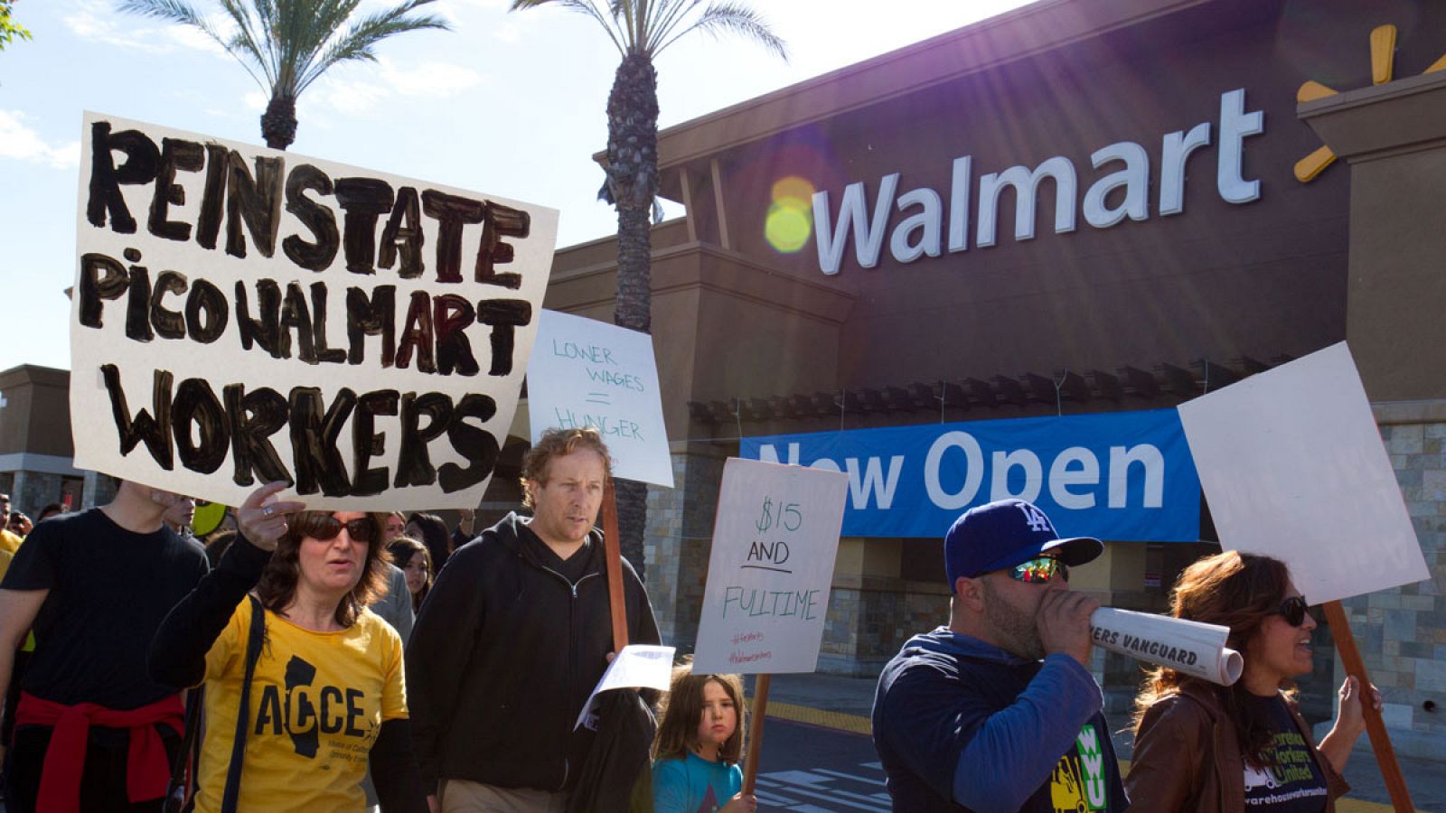 Un grupo de trabajadores de Walmart reclama subidas salariales