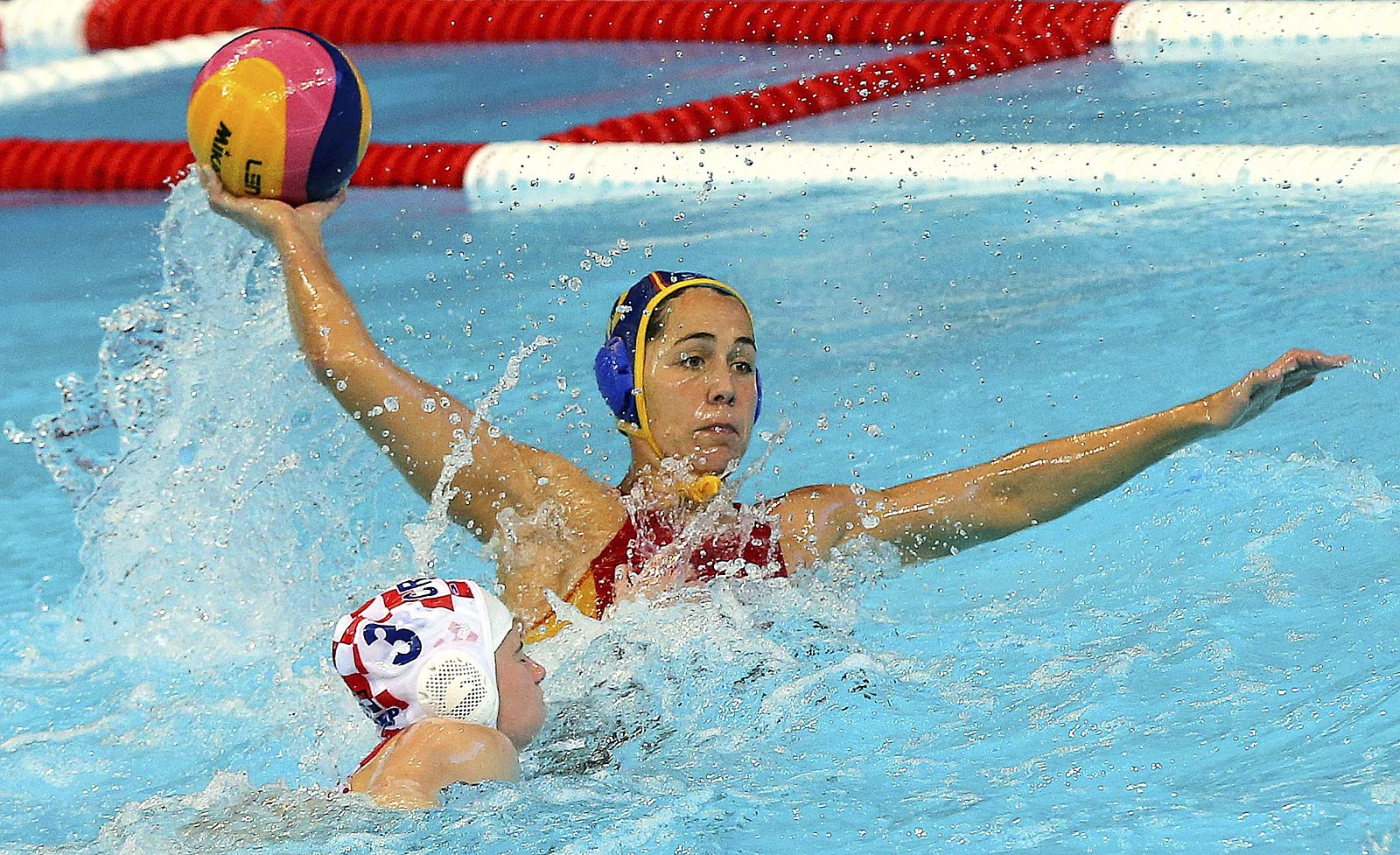 La española Laura López (dcha) lucha por el balón con la croata Petra Zupanic (izda) durante el partido que enfrentó a ambas selecciones en el europeo.