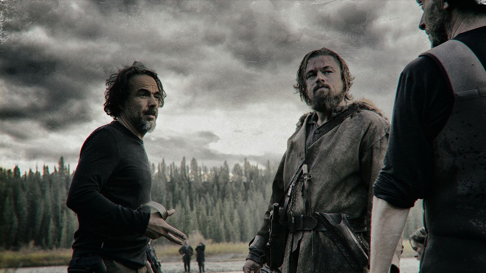 Alejandro G. Iñárritu, junto a Leonardo DiCaprio en un momento del rodaje de 'El renacido'.